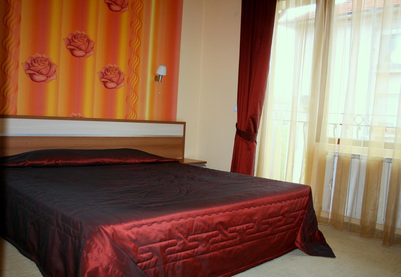 Hotel Elegant Karnobat Екстер'єр фото
